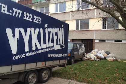 vyklizeni-hk-i-s-vozejkem-pred-domem